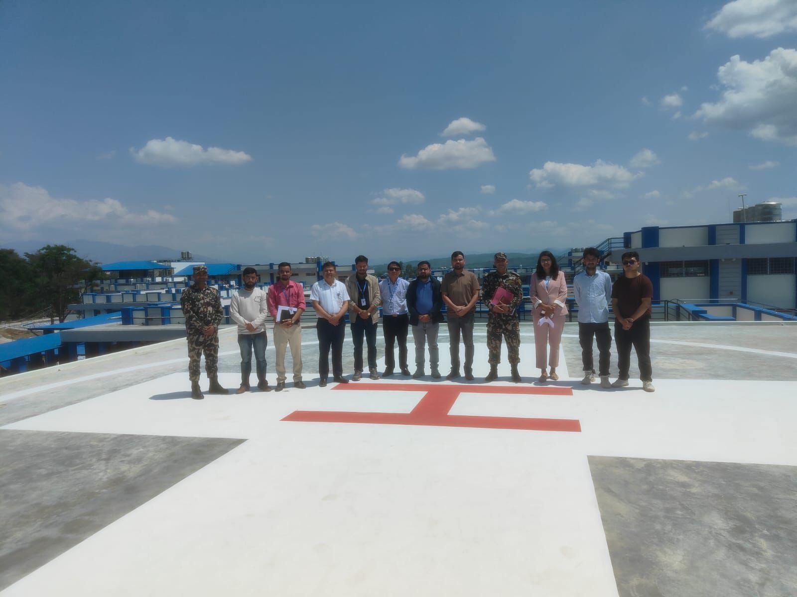 अस्पताल परिसरमा निर्माण सम्पन्न भएको हेलिप्याडको प्राविधिक चेकजाँच गर्दै